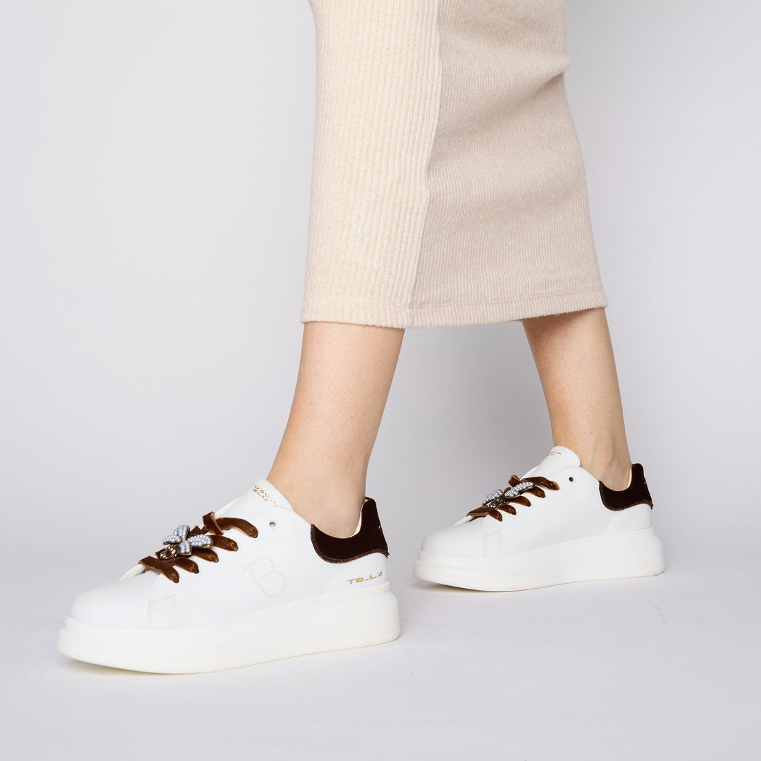 White/Tan Chic sneaker with jewel bee