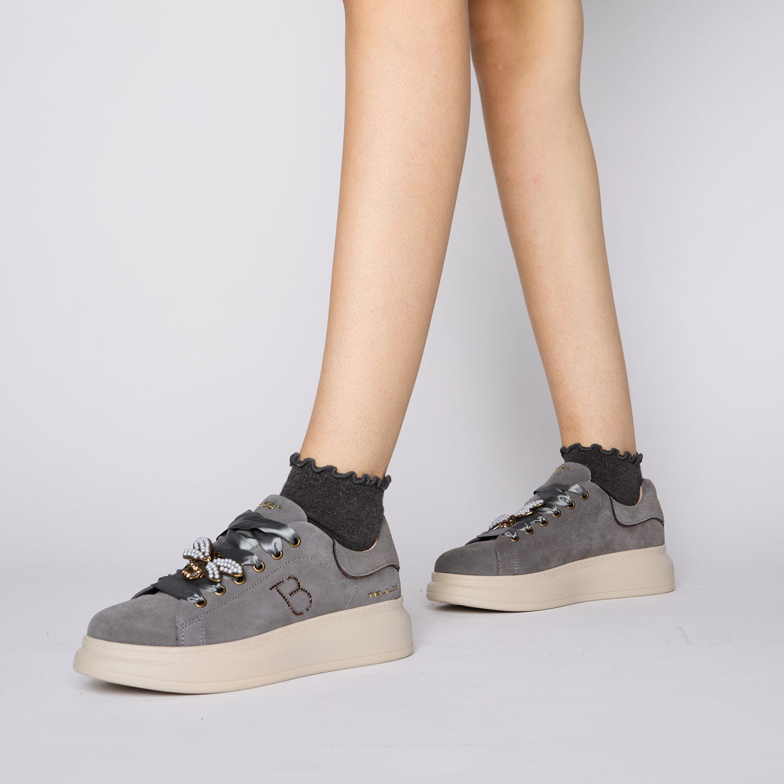 Dark grey Chic sneaker in suede with jewel bee