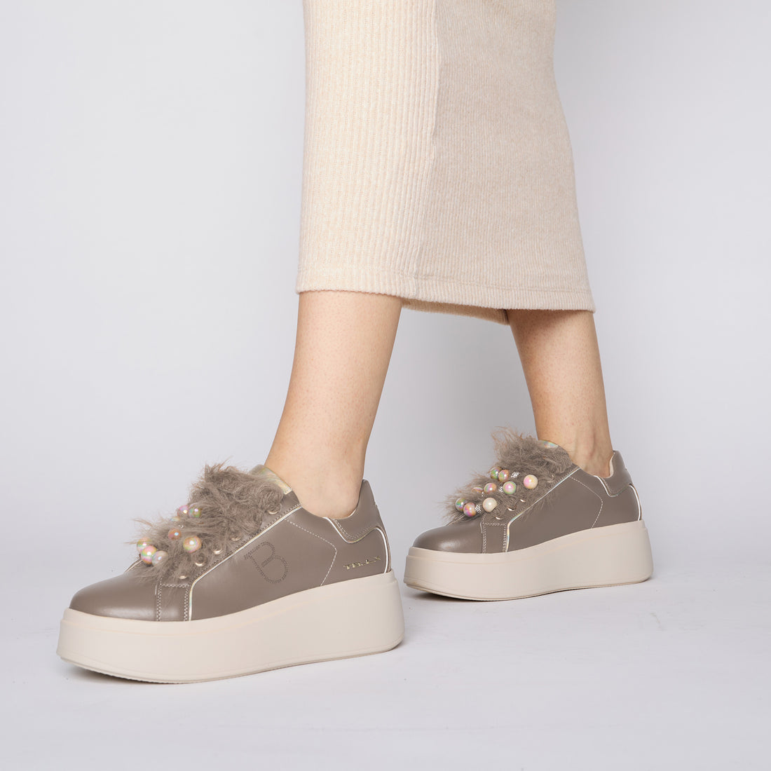 Mud Dazzling sneaker with pearls and plumage