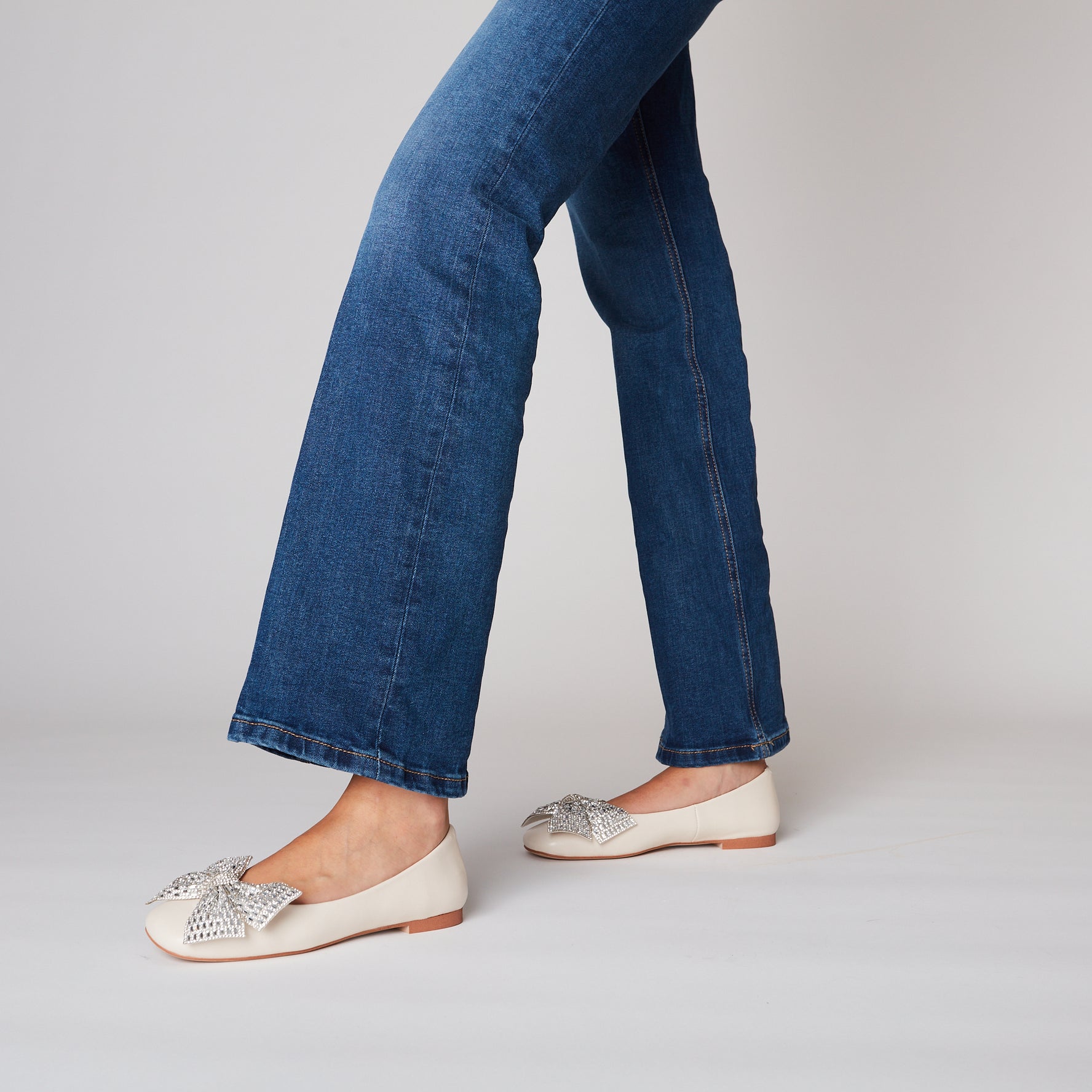 Ballerina Eden in pelle con fiocco colore avorio