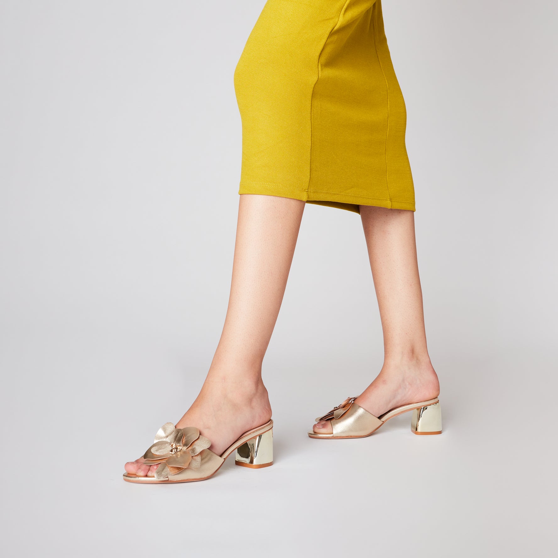 Sandalo Peony in pelle con fiore colore oro