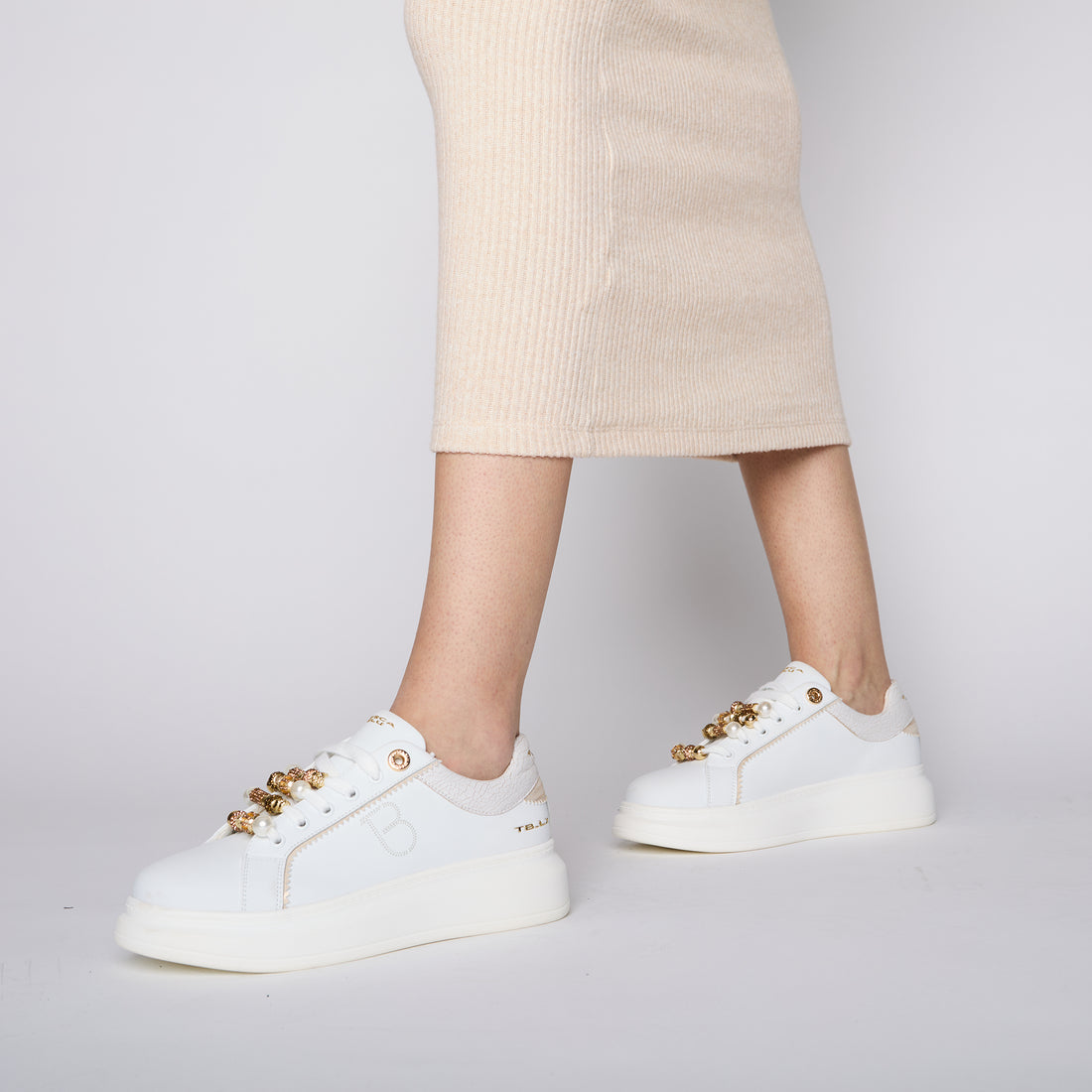 White/Beige Chic sneaker in leather with charms