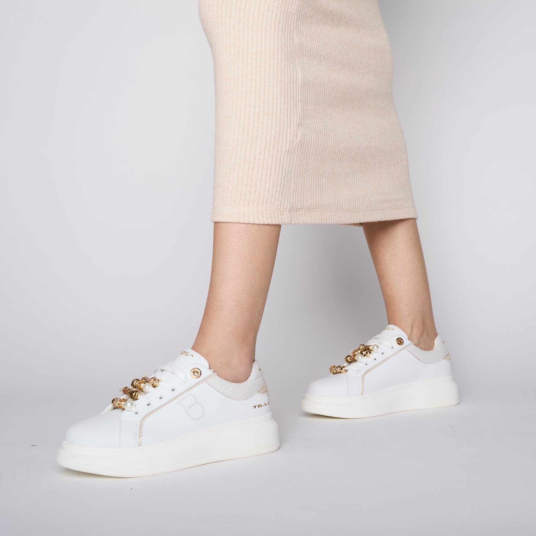 White/Beige Chic sneaker in leather with charms