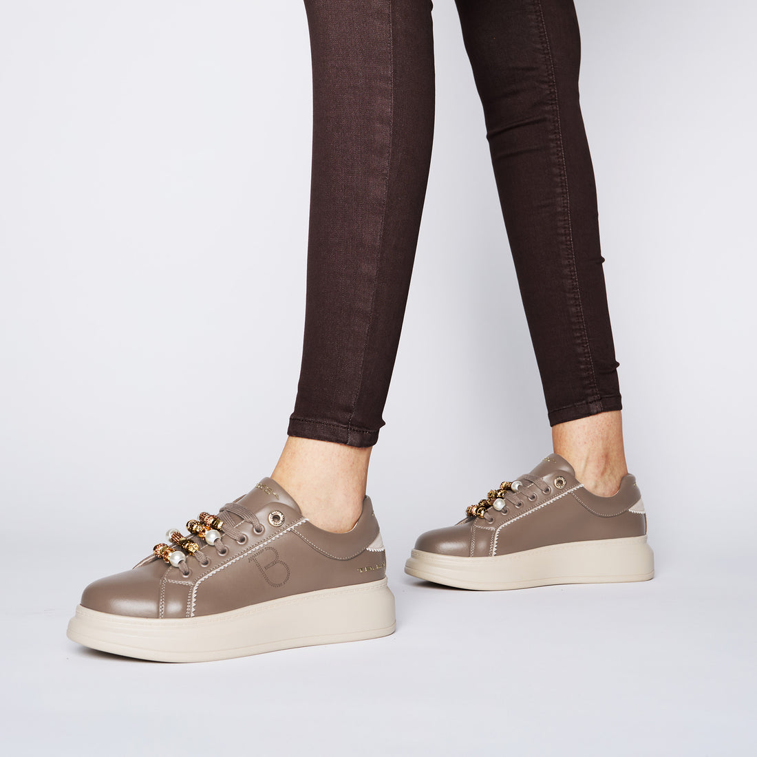 Mud Chic sneaker in leather with charms