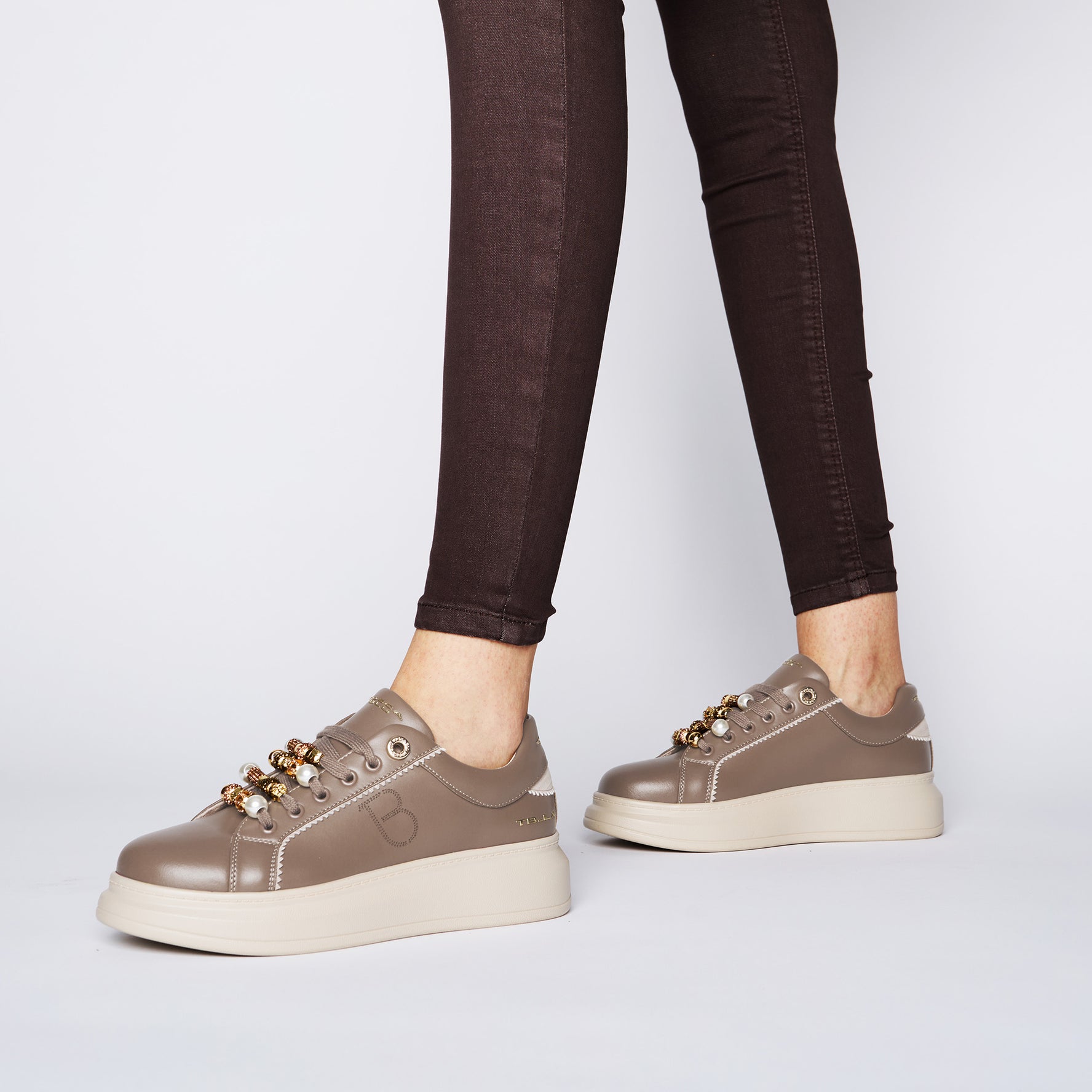 Mud Chic sneaker in leather with charms