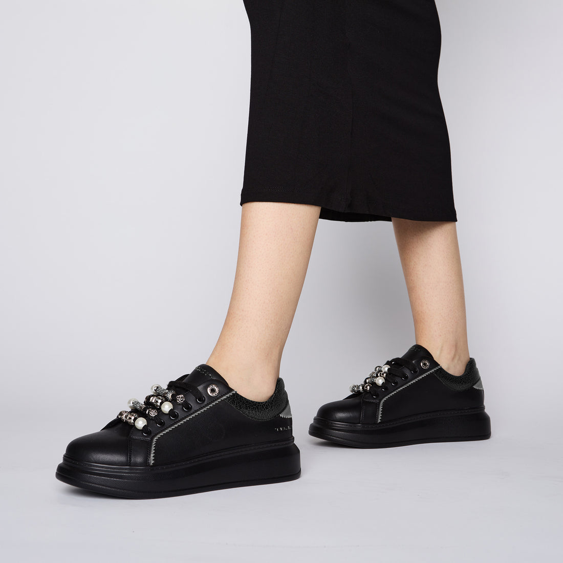 Black Chic sneaker in leather with charms