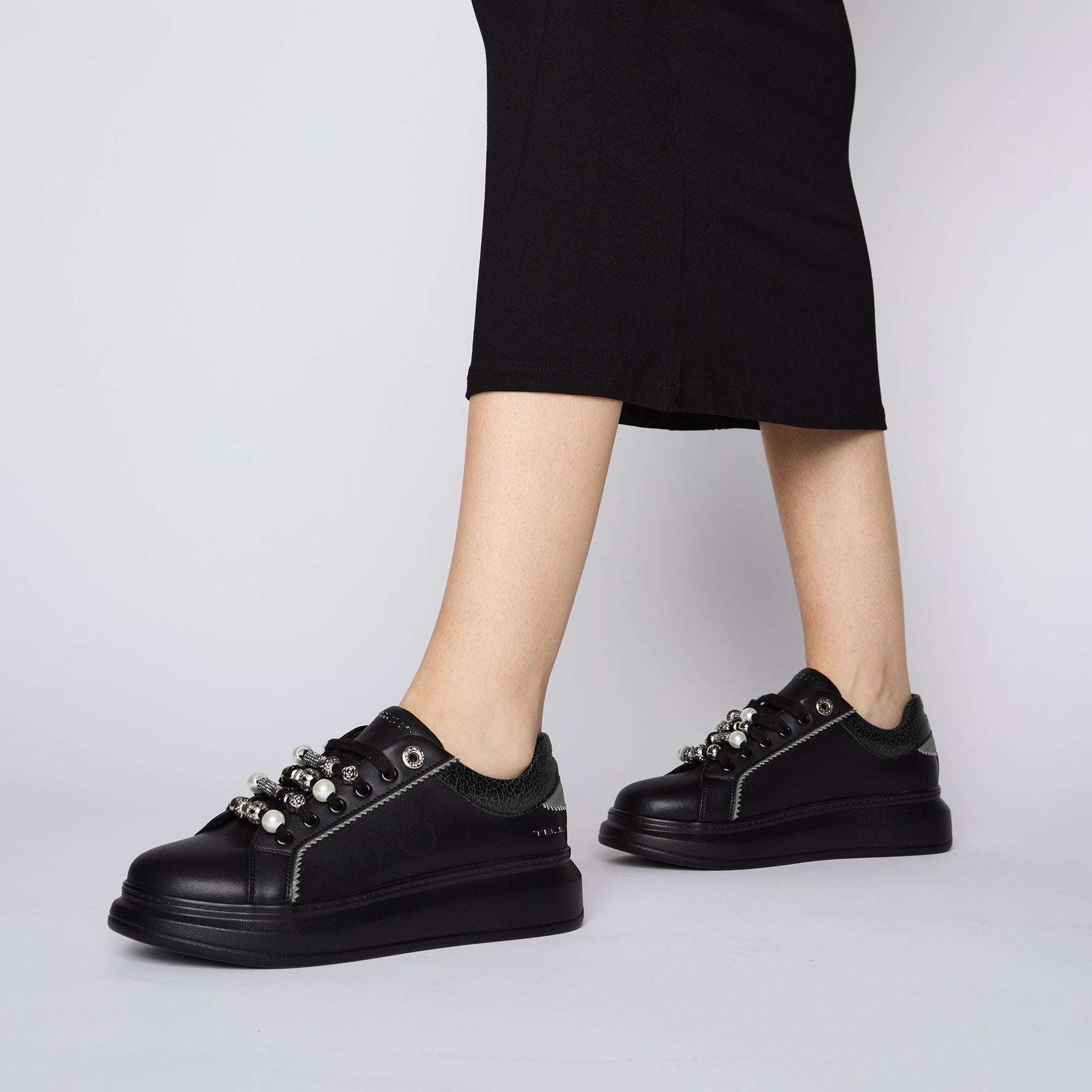 Black Chic sneaker in leather with charms