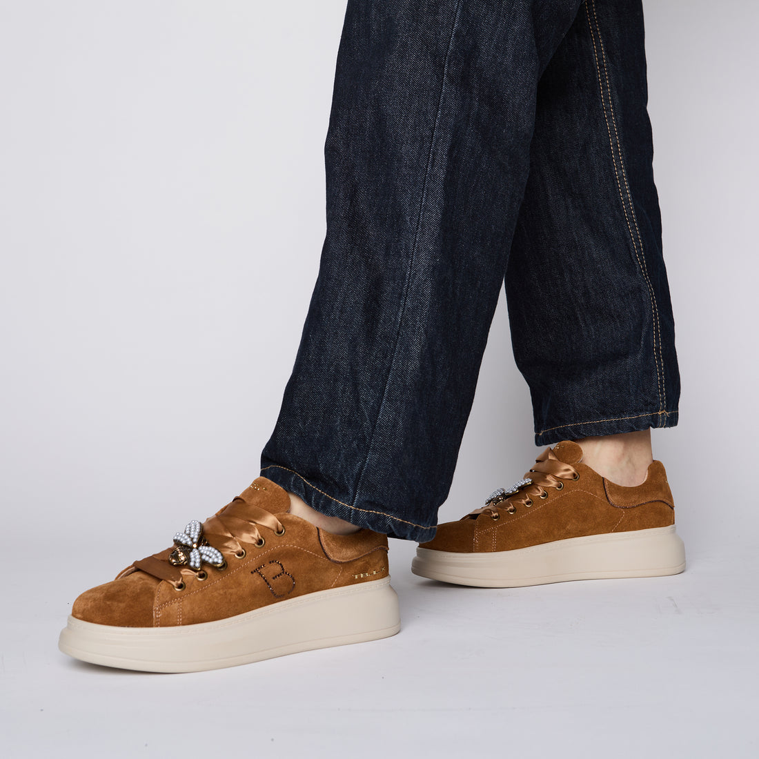 Tan Chic sneaker in suede with jewel bee