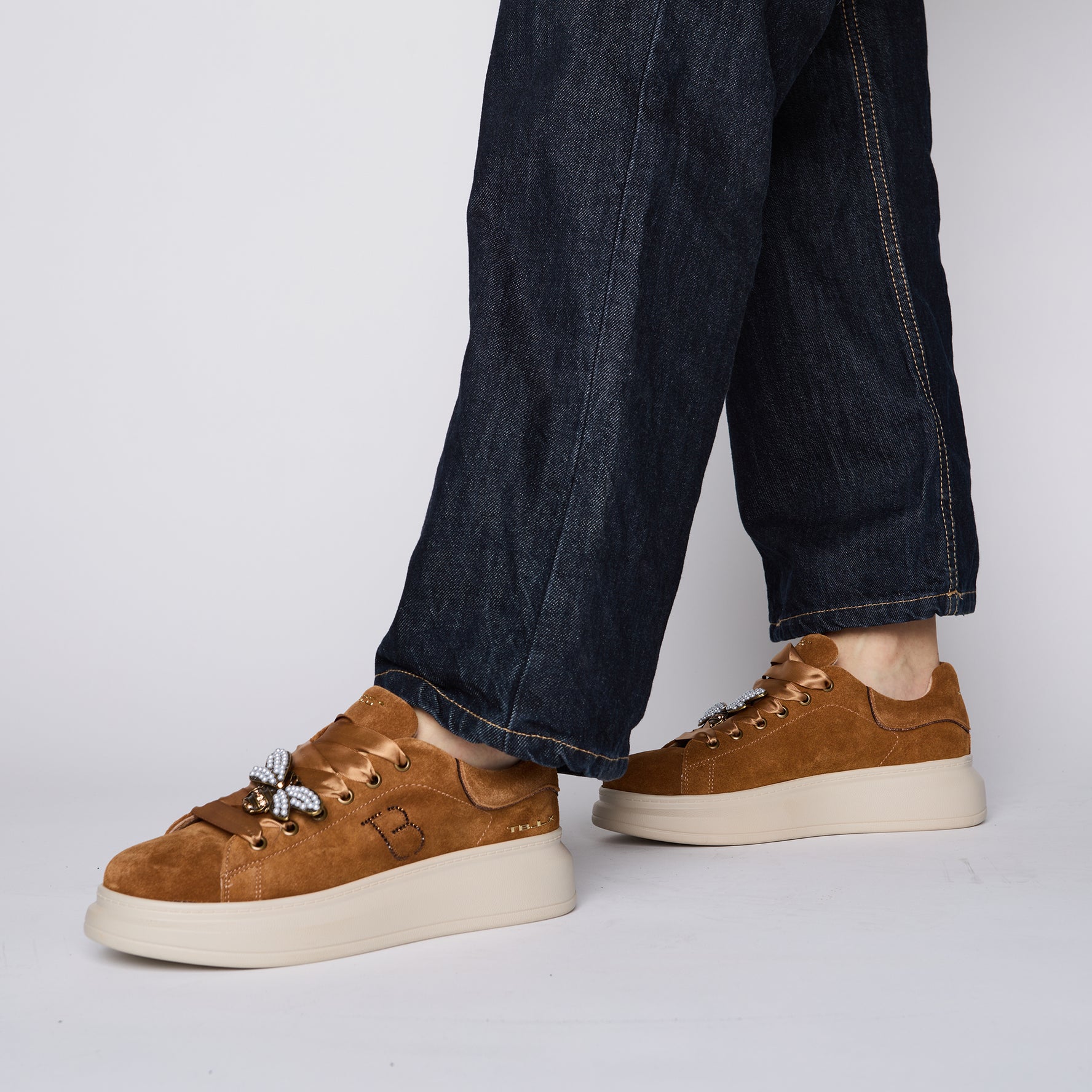 Sneaker Chic in suede con ape gioiello colore cuoio