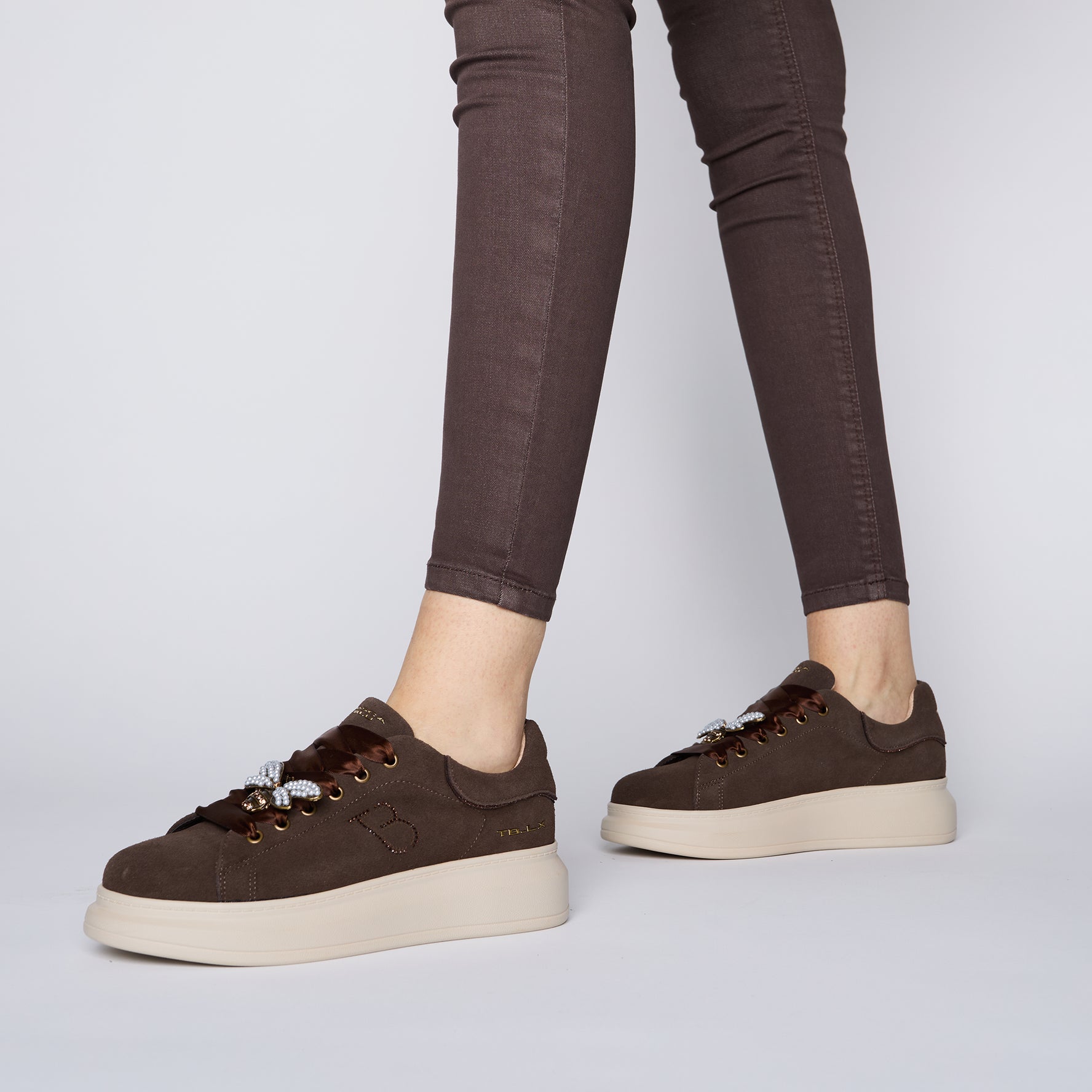 Sneaker Chic in suede con ape gioiello colore testa di moro