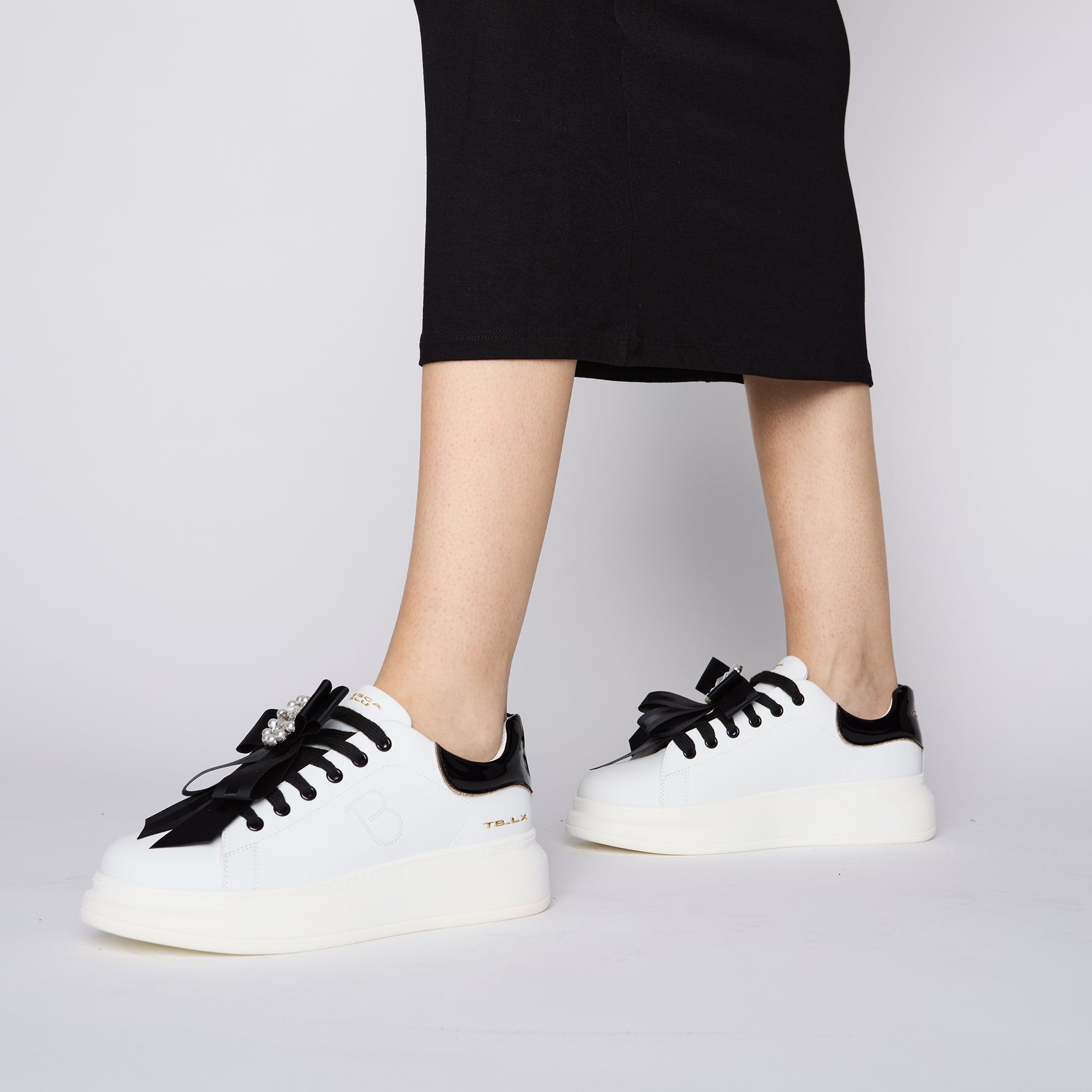 White/Black Chic sneaker in leather with blow and pearls