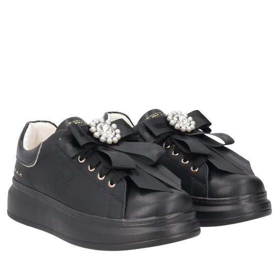 Black/White/ Chic sneaker in leather with blow and pearls