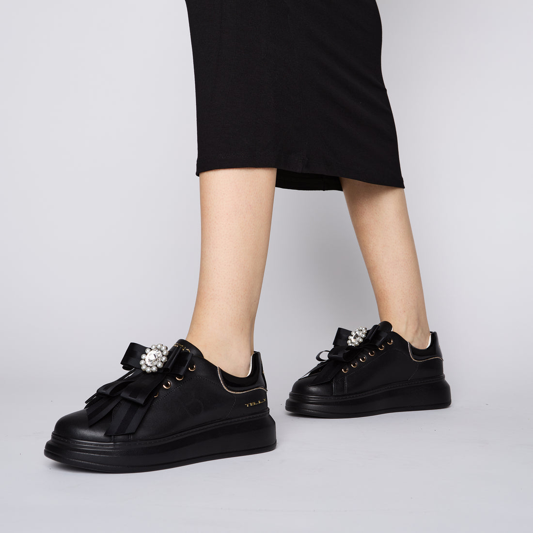 Black/White/ Chic sneaker in leather with blow and pearls