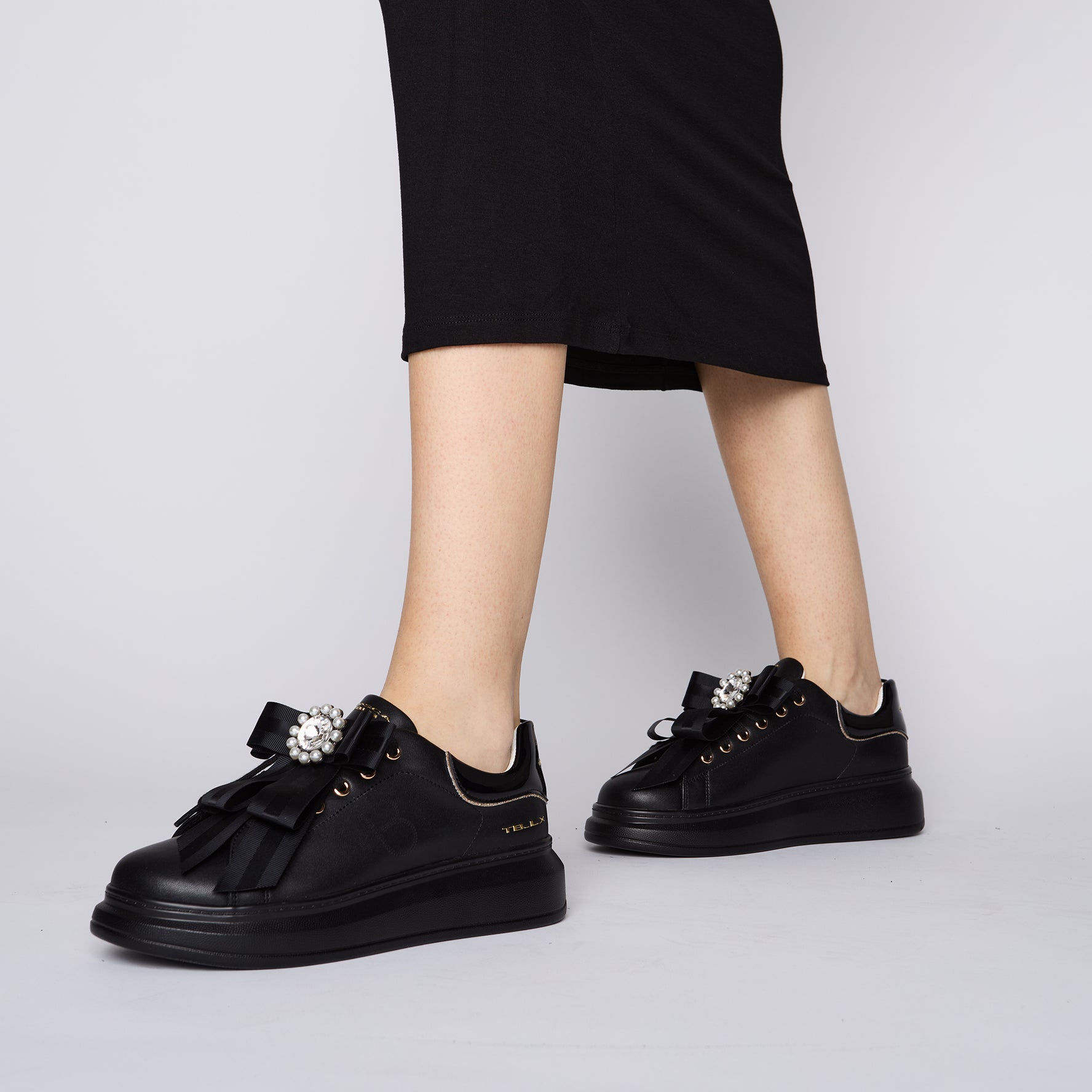 Black/White/ Chic sneaker in leather with blow and pearls
