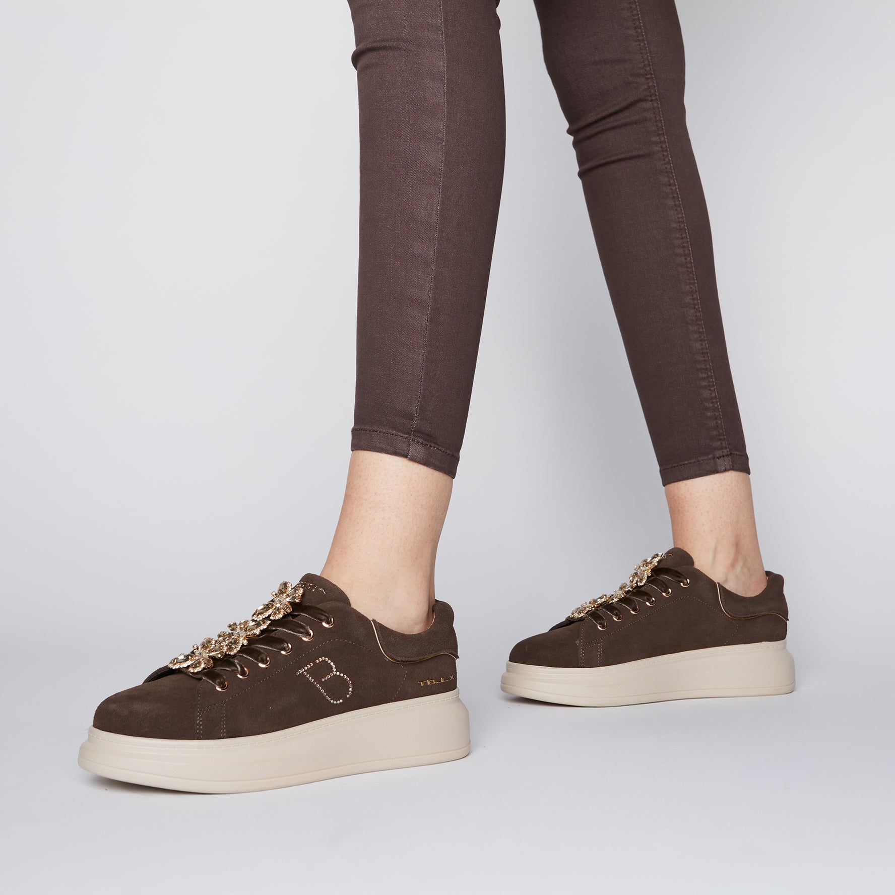 Sneaker Chic in suede con farfalle gioiello colore testa di moro