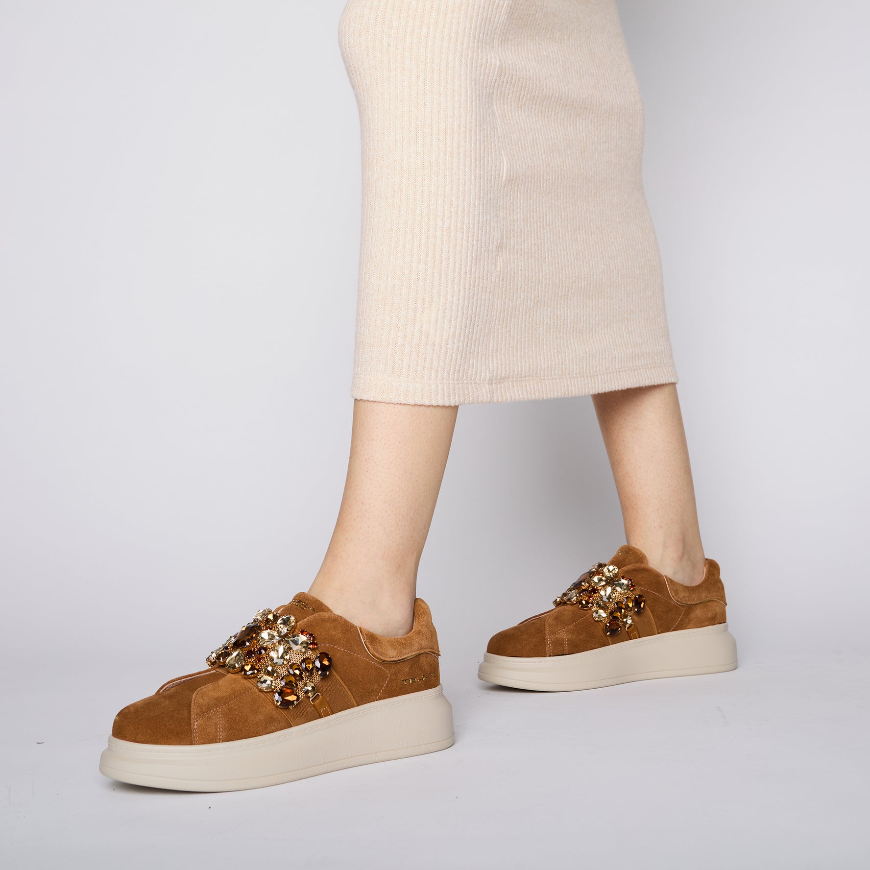 Sneaker slip-on Chic in suede con fascia strass colore cuoio