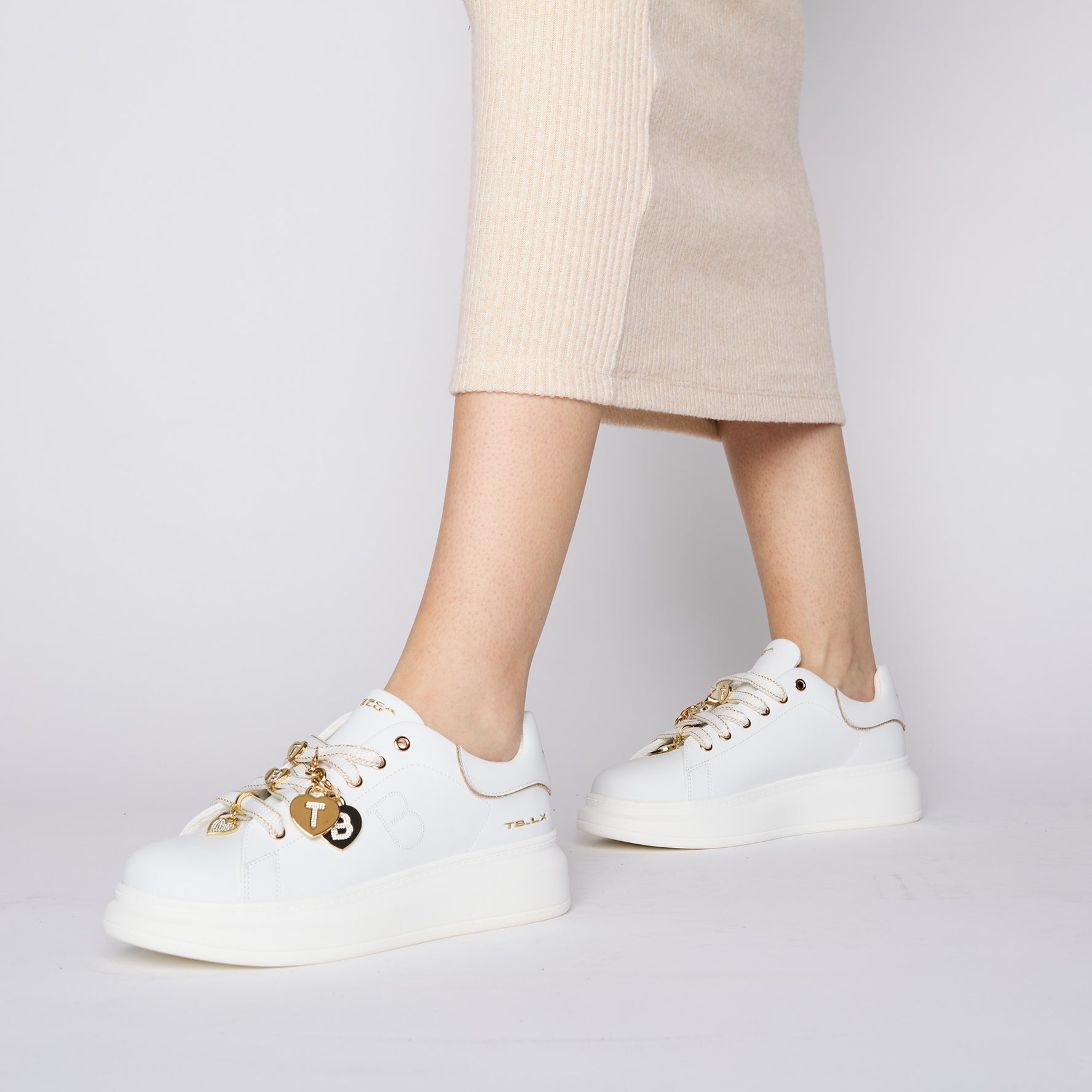 White Chic sneaker with heart charms