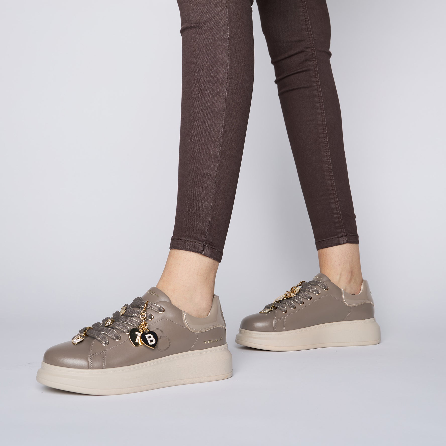 Sneaker Chic con pendagli cuore colore fango