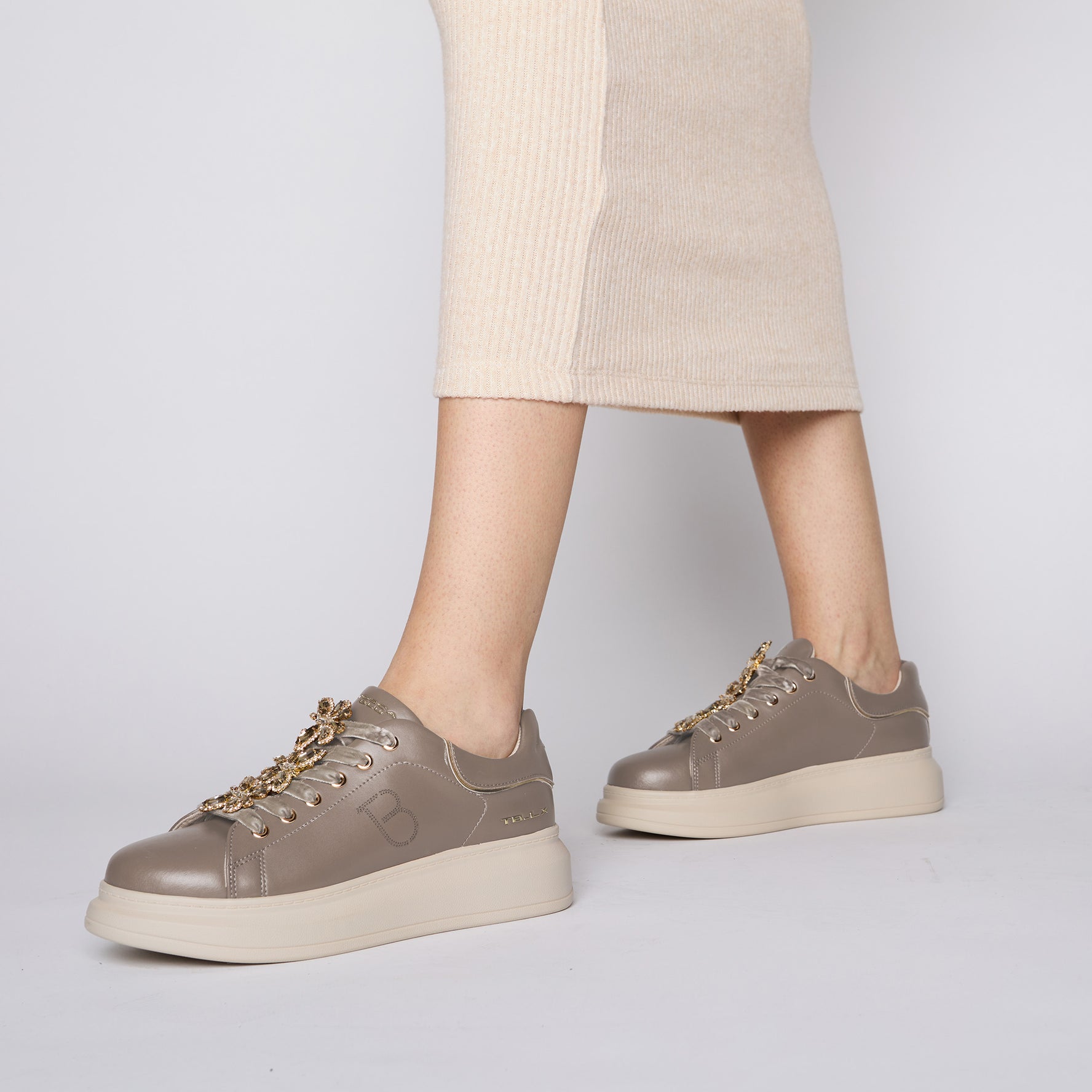Sneaker Chic in pelle con farfalle gioiello colore fango