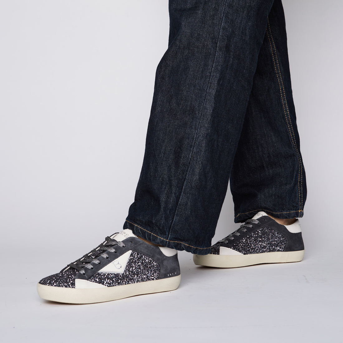 Dark grey Groovie sneaker in suede with glitter