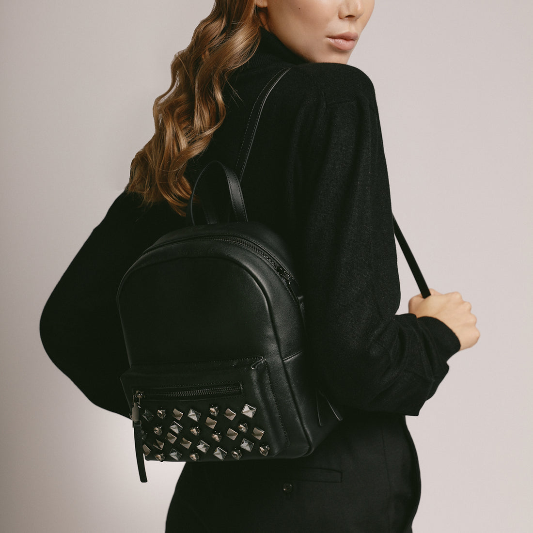 Zainetto Sweet Bag in pelle con borchie colore nero