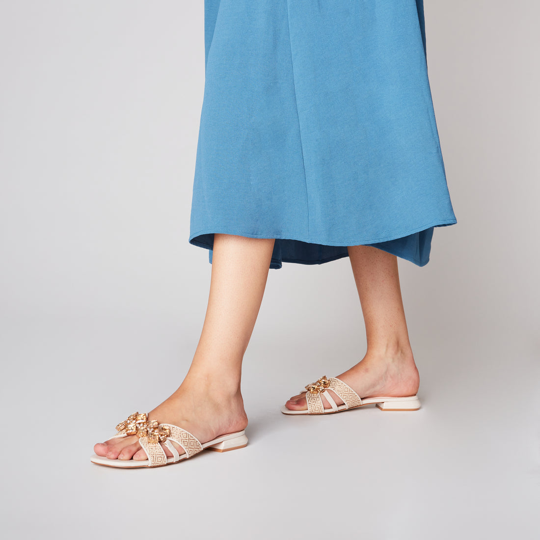 Ivory Nancy Flat Slide With Accessory