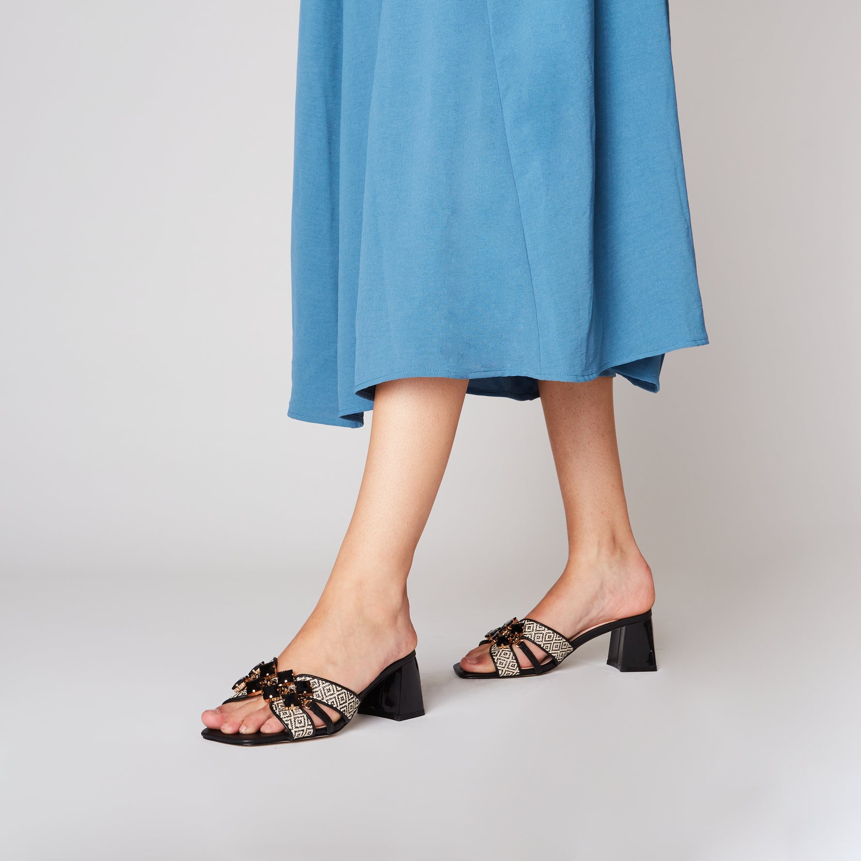 Black Ocean Flat Slide In Raffia With Accessory