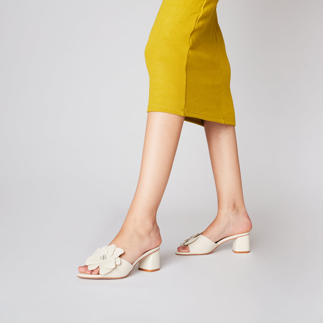 Ivory Paloma Leather Sandal With Flower