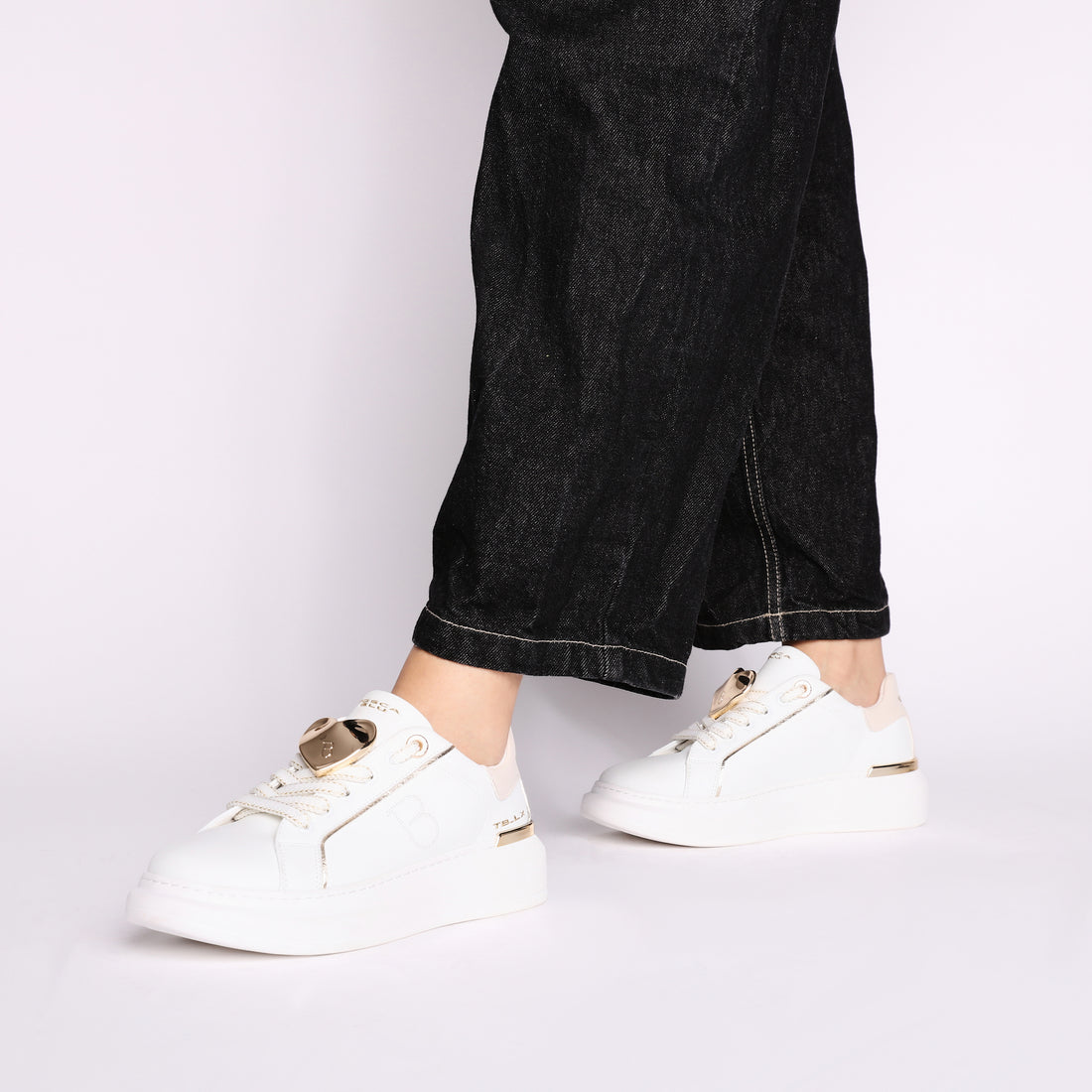 Sneaker Carol in pelle con cuore colore bianco