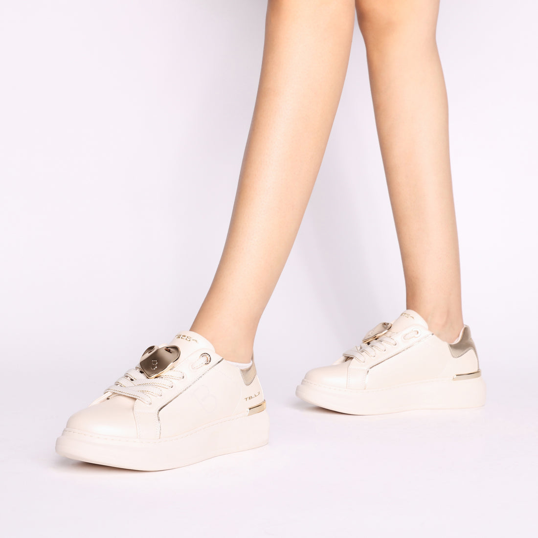 Sneaker Carol in pelle con cuore colore beige