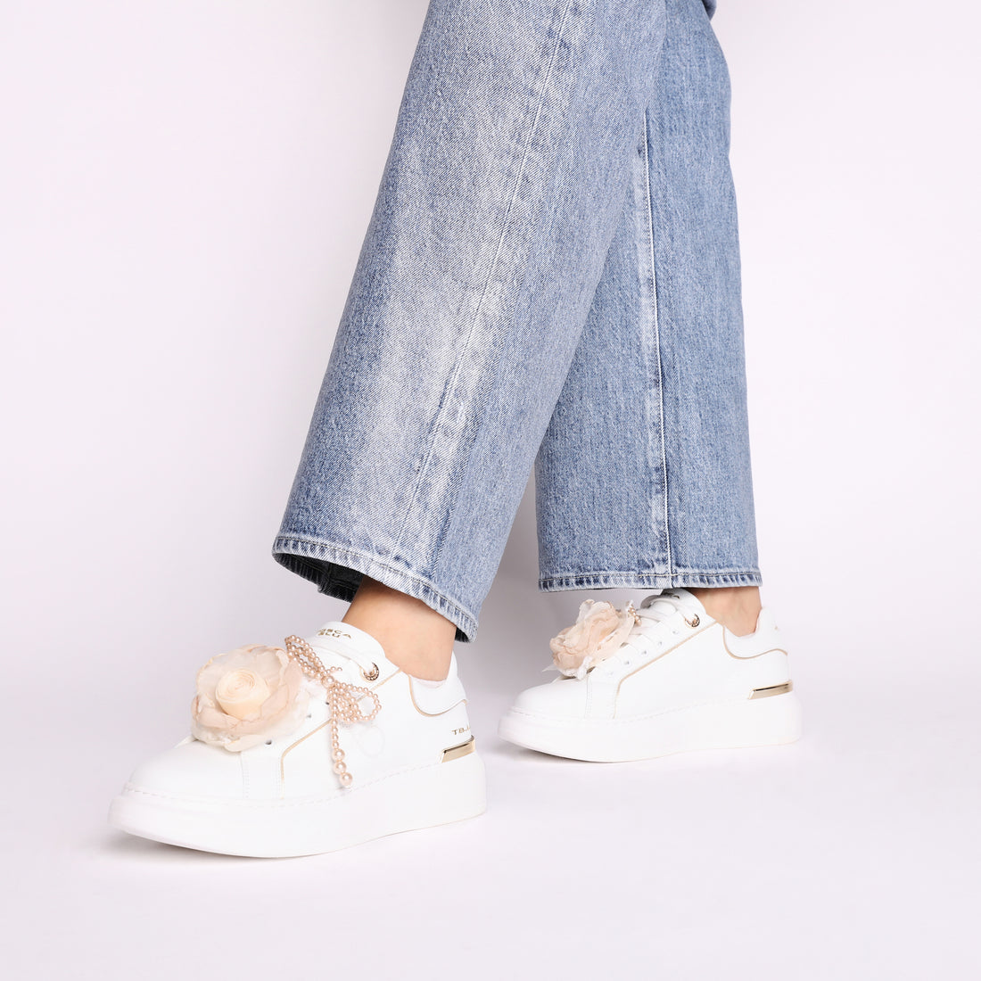 Sneaker Carol in pelle con maxi fiore in tulle colore bianco/beige