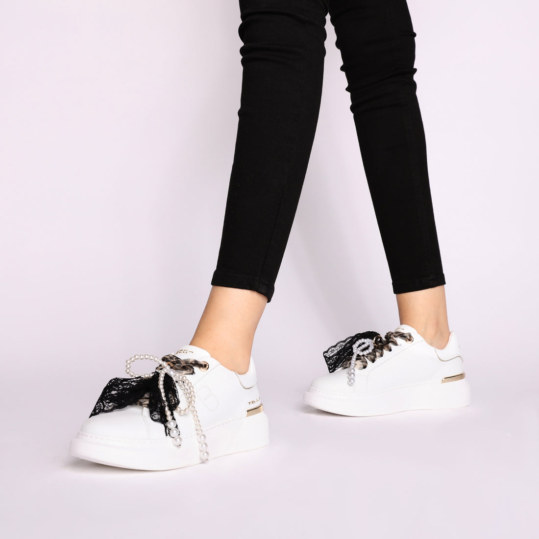 Carol leather sneakers with bows and pearls in white