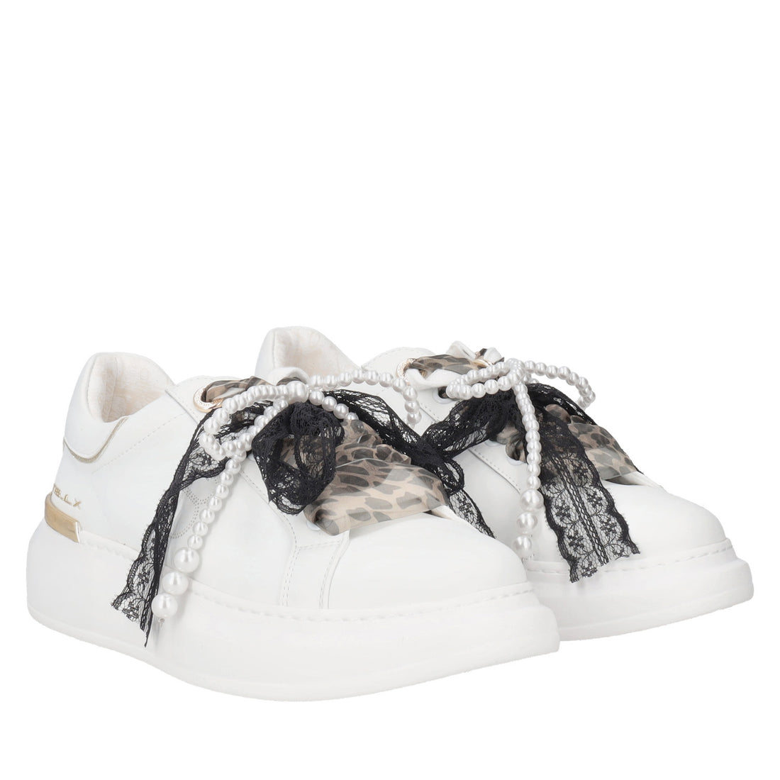 Carol leather sneakers with bows and pearls in white