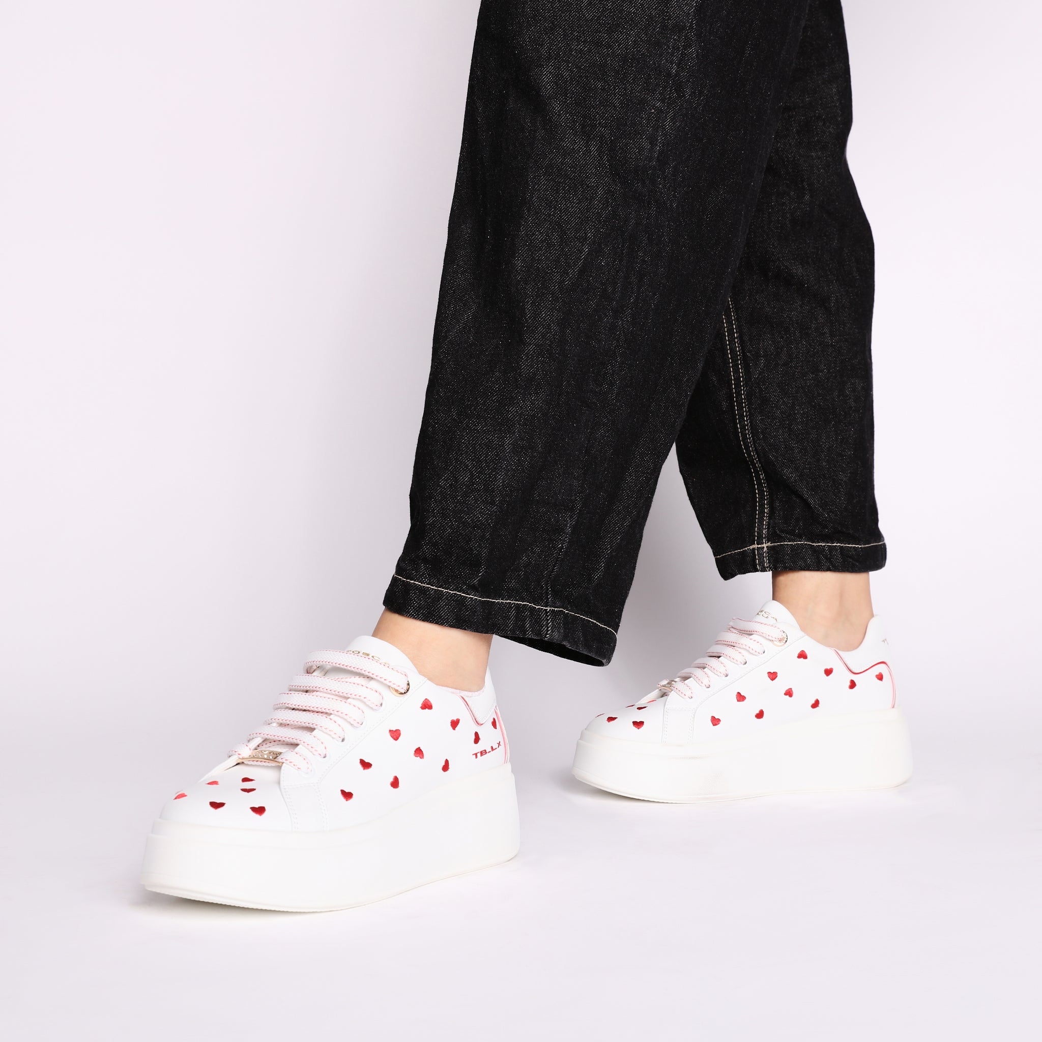 Clara leather sneakers with embroidered hearts in white/red