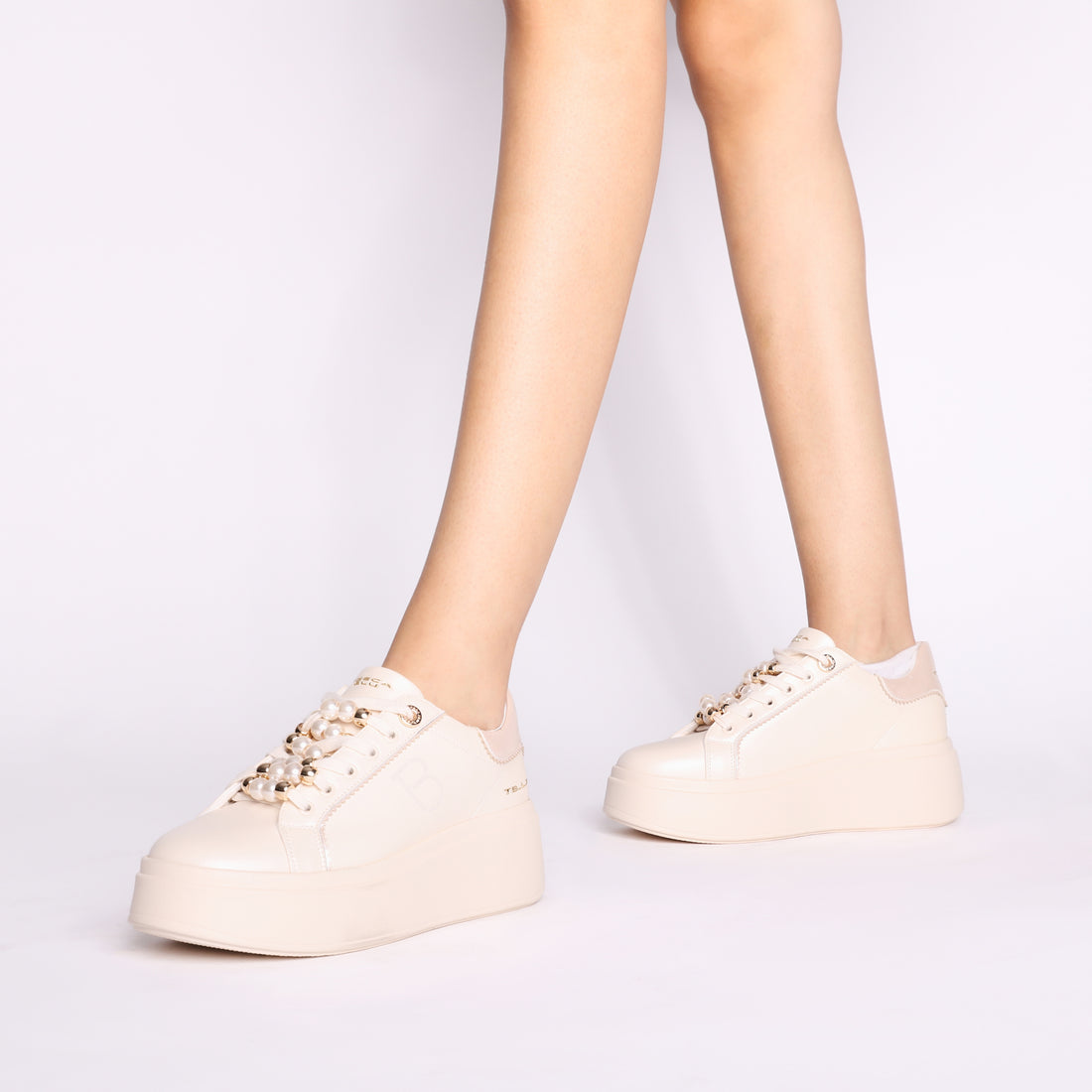 Clara leather sneakers with beige pearls