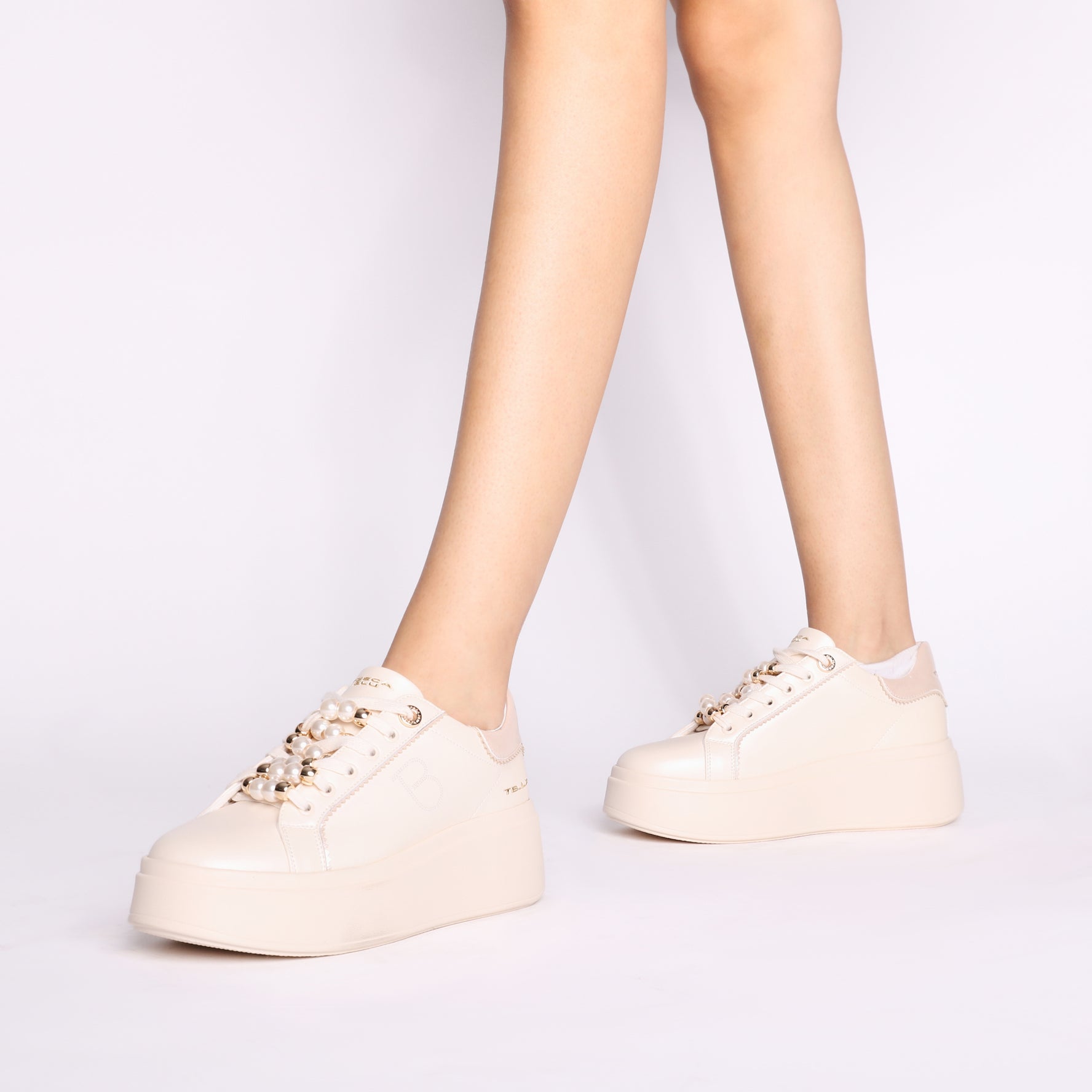 Clara leather sneakers with beige pearls