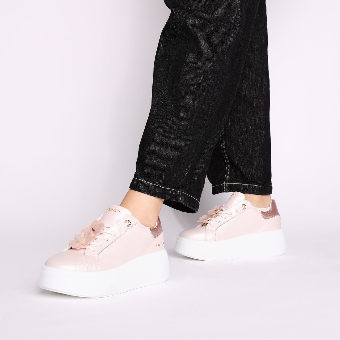 Sneaker Clara in pelle con accessorio fiore colore rosa