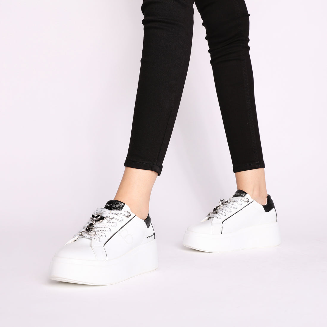 Sneaker Clara in pelle con accessorio gatto colore bianco/nero