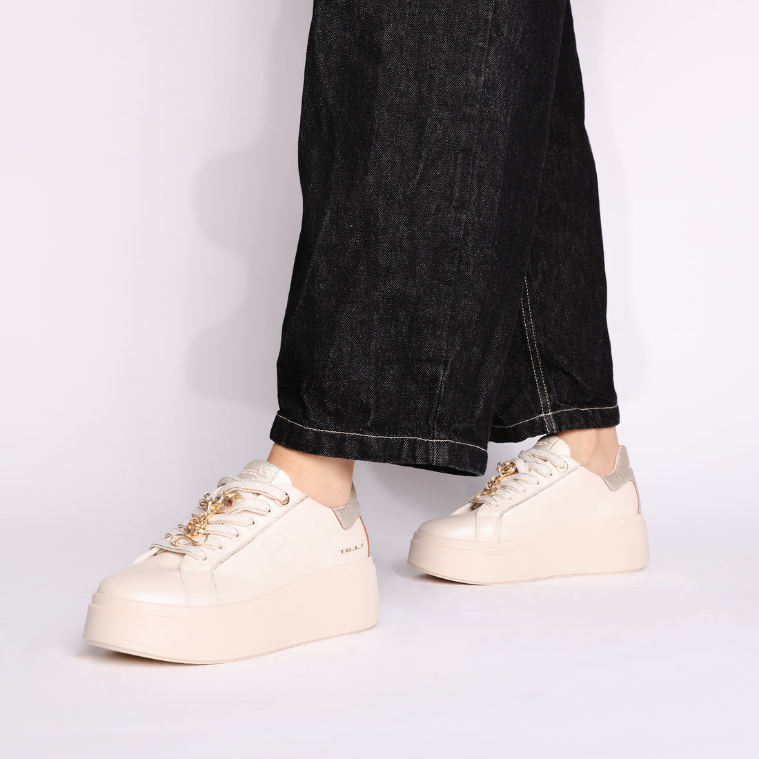 Sneaker Clara in pelle con accessorio gatto colore beige