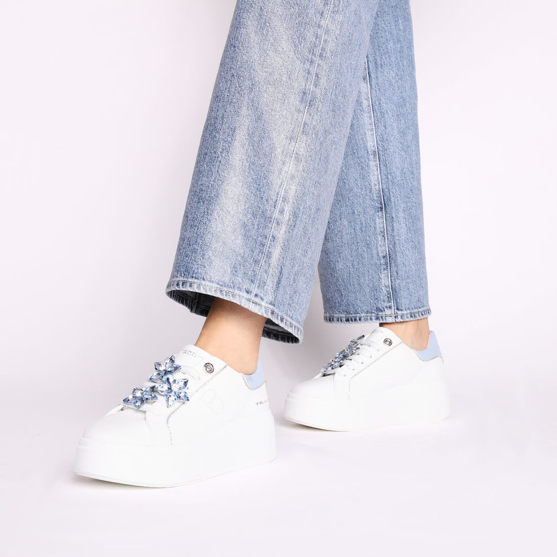 Sneaker Clara in pelle con fiori in strass colore bianco/azzurro