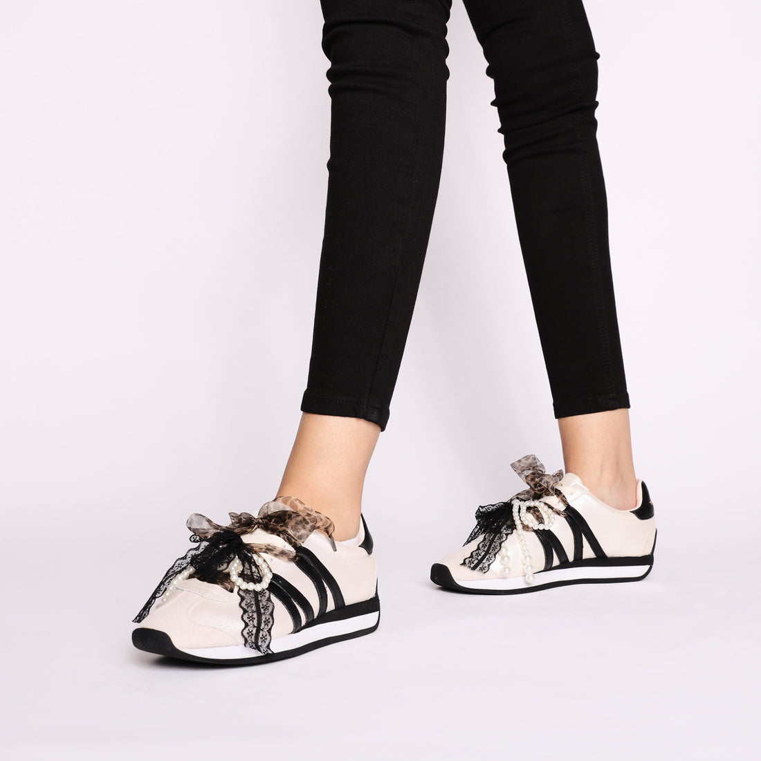 Malika leather sneakers with bows and pearls in white/black