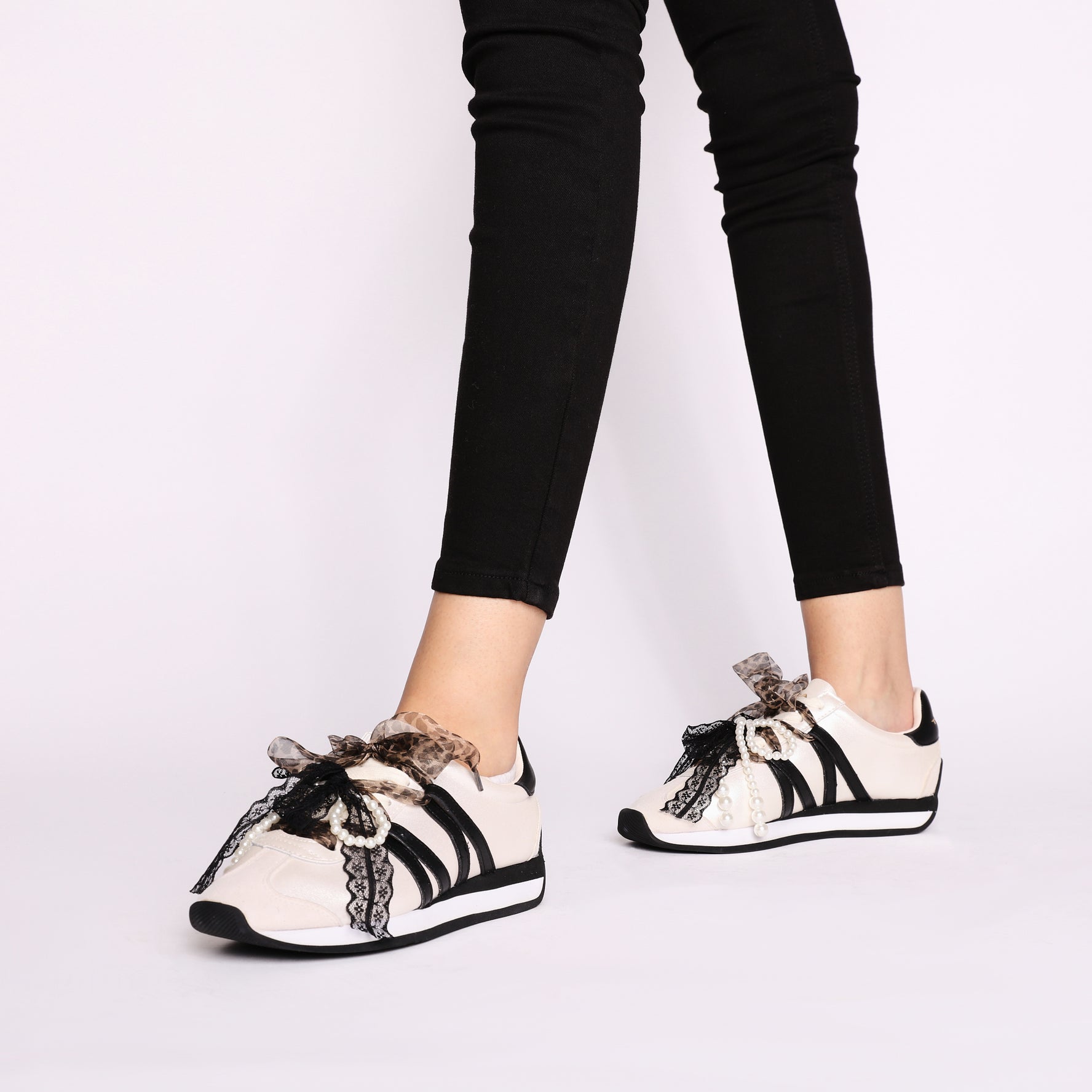 Malika leather sneakers with bows and pearls in white/black
