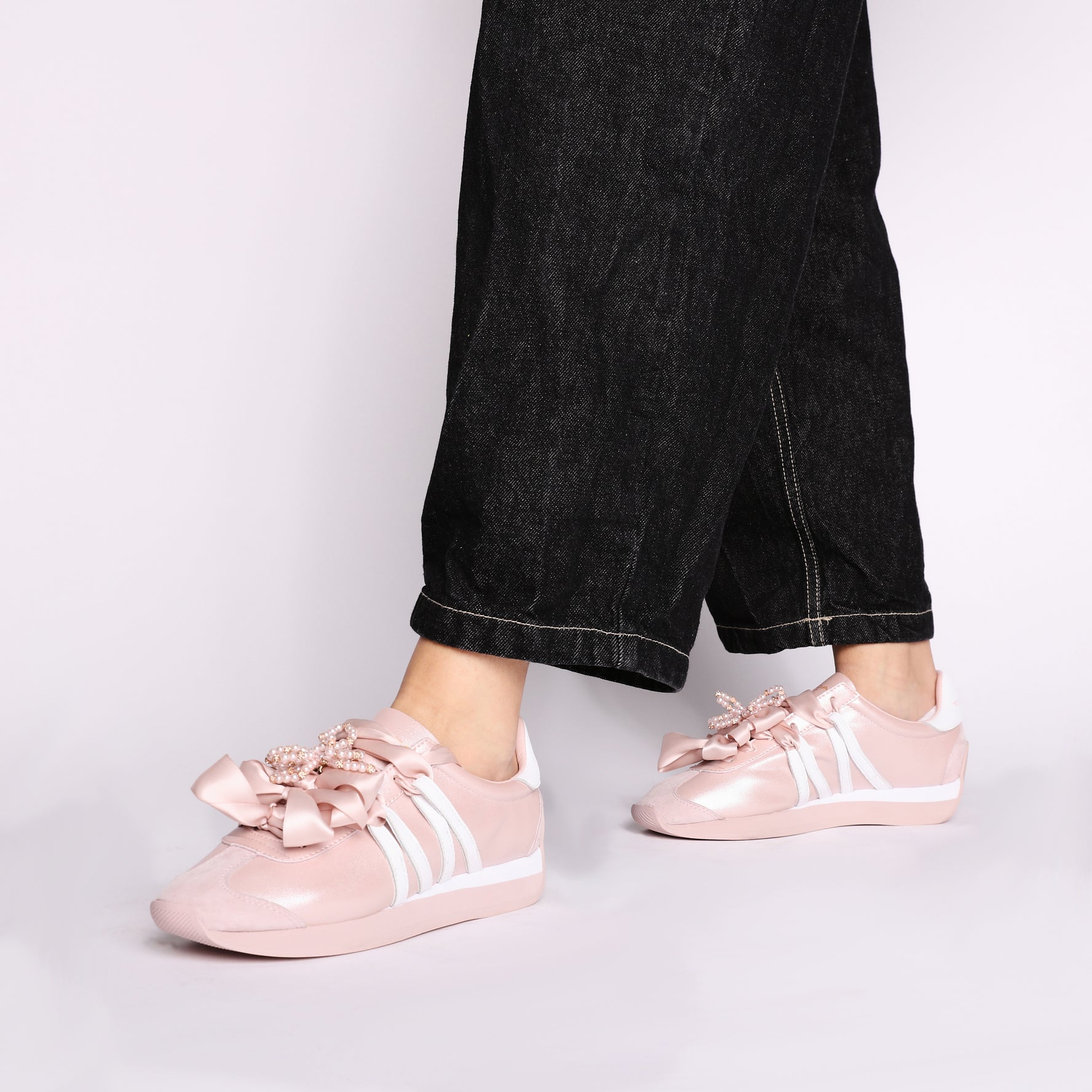 Malika sneakers with satin bows and pink/white pearls