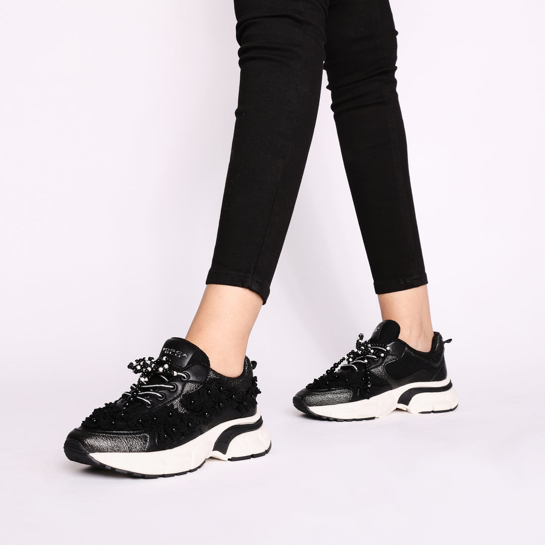 Sneaker Mirabel con fiori e perle colore nero