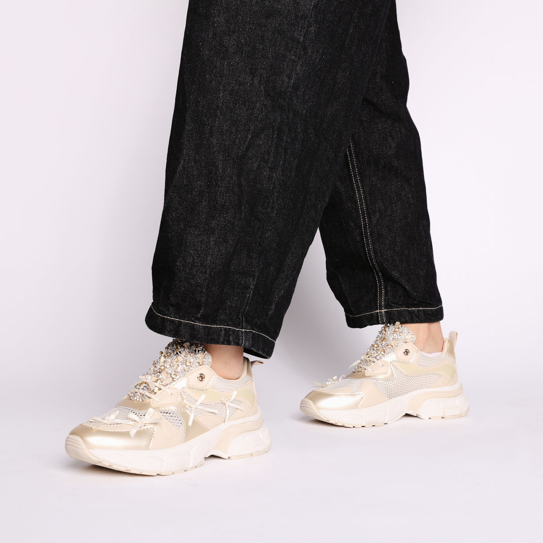 Sneaker Mirabel con micro strass, perle, fiocchi colore oro