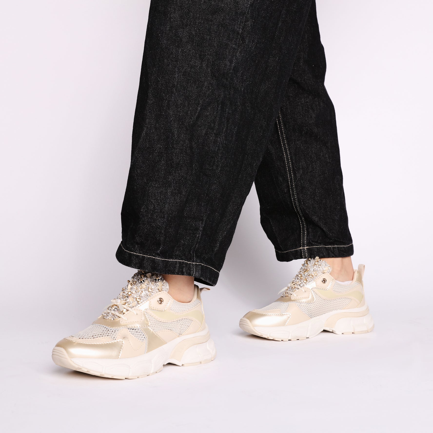 Sneaker Mirabel con micro strass, perle, fiocchi colore oro