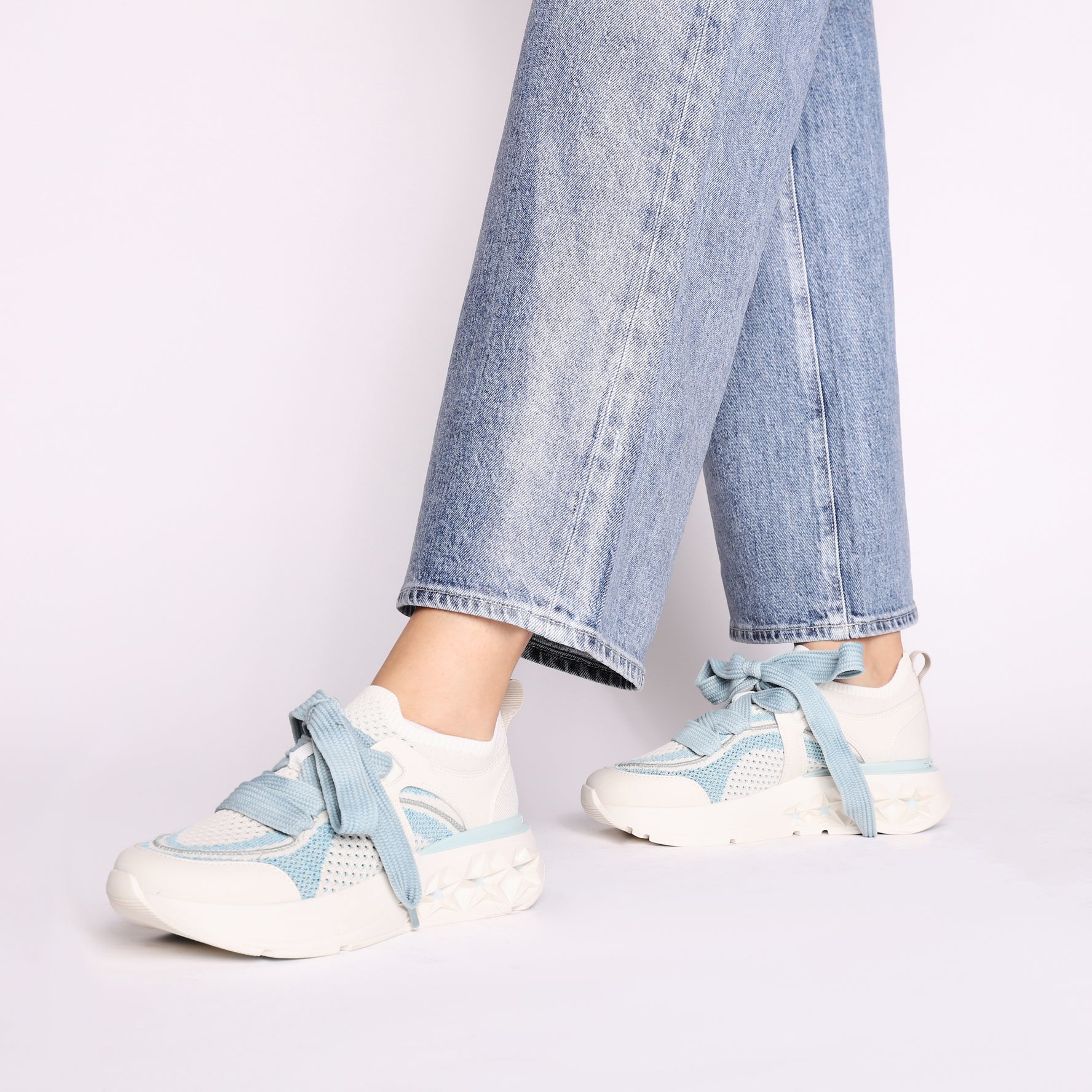 Star sneakers with maxi laces in light blue
