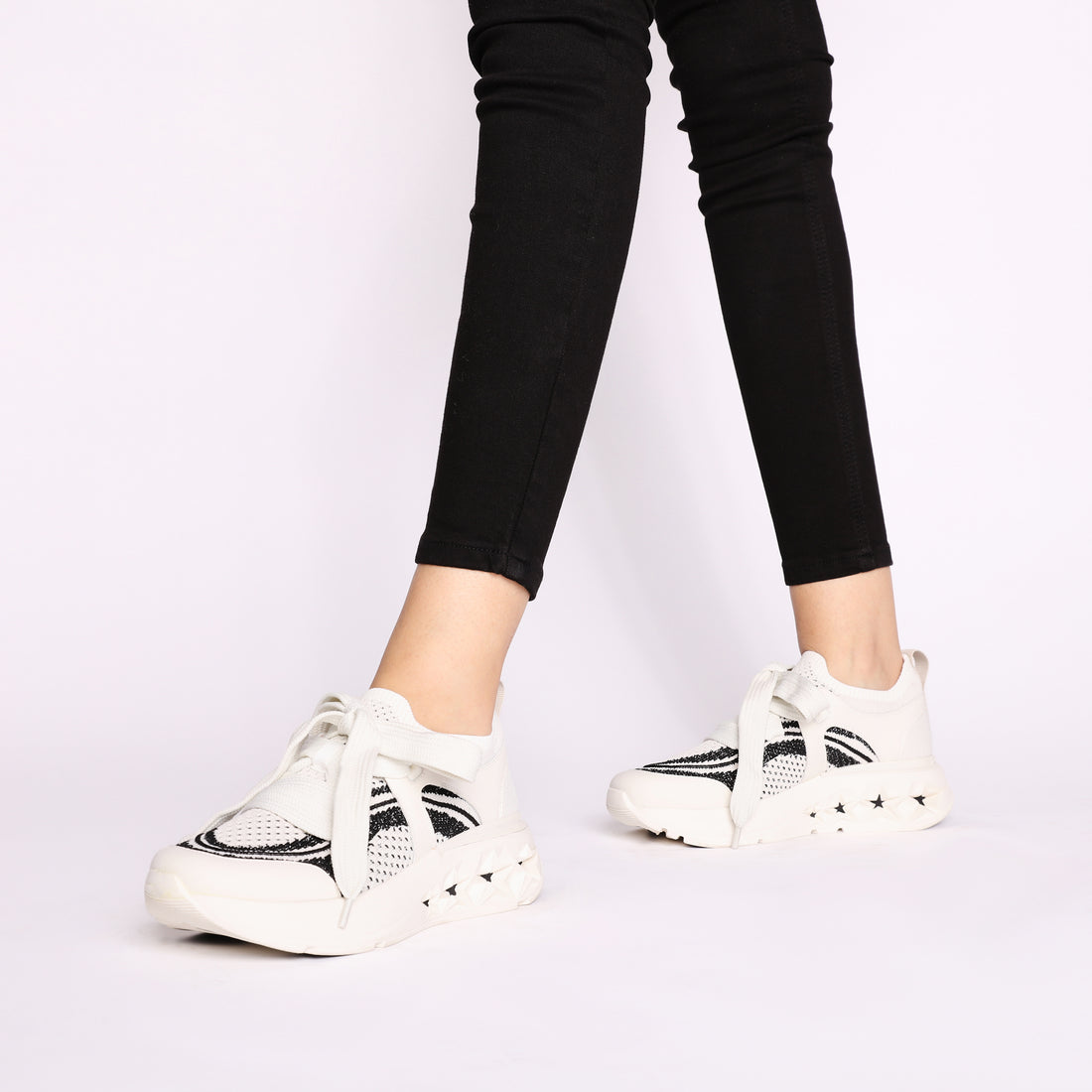 Sneaker stella con maxi stringhe colore nero
