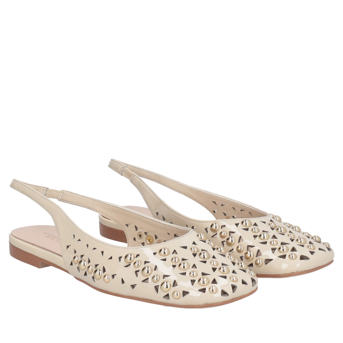 Slingback Chantilly in vernice con borchie colore beige