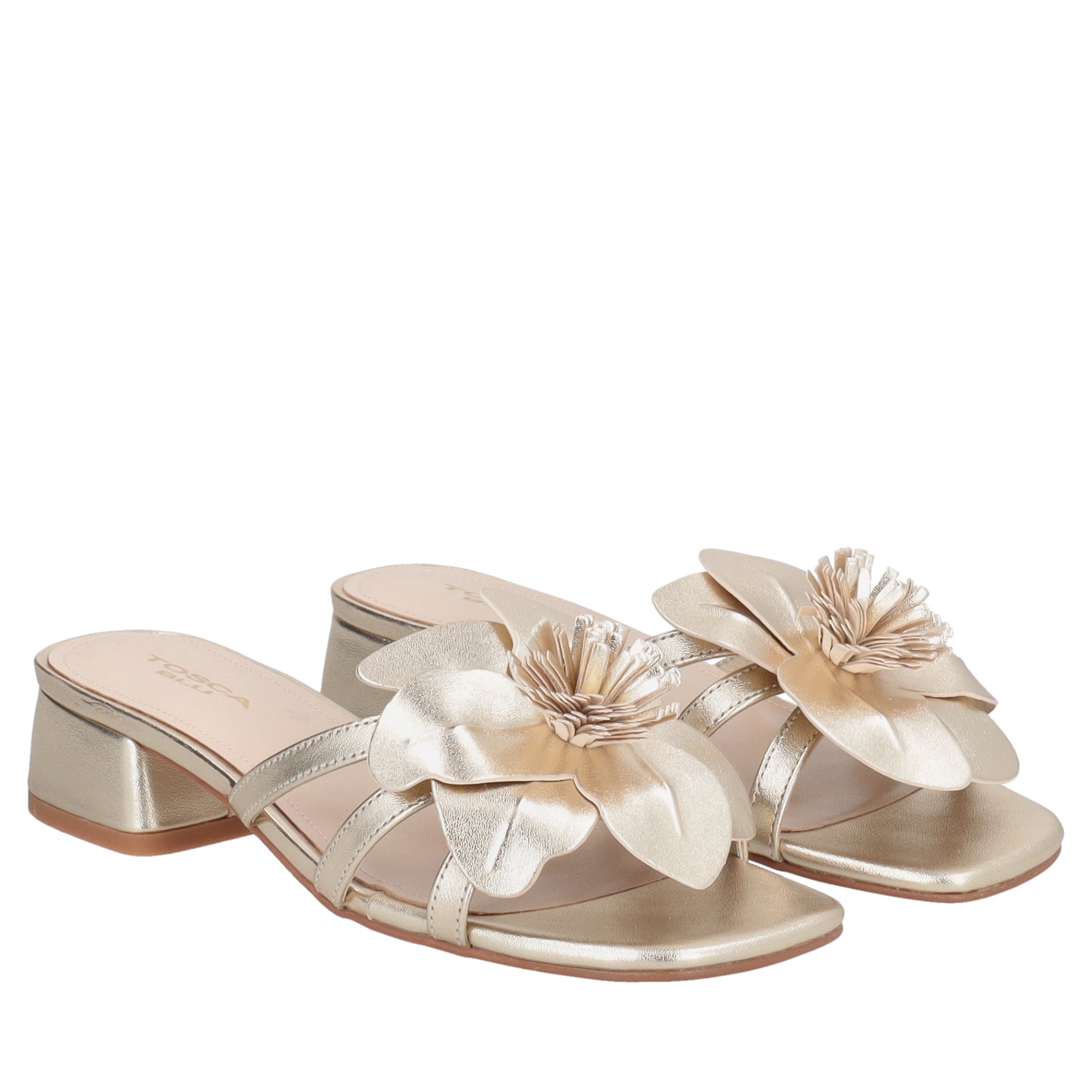 Lisbon flat leather sandal with gold color accessory